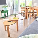 Cozy Next To The * 锡切斯